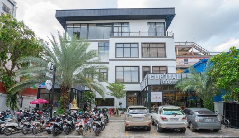 The Desk Flagship – Daun Penh