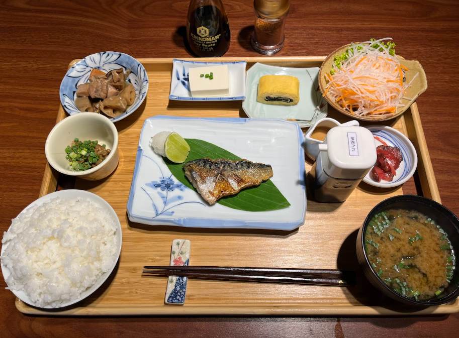 豊富な朝食は賃料込